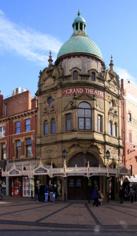Town Center Large 2 Bedroom Apartment- Sleeps Up To 6 - Dogs Welcome - 2 Minutes From Train Station Blackpool Exterior foto