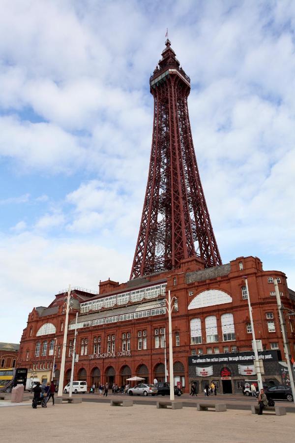 Town Center Large 2 Bedroom Apartment- Sleeps Up To 6 - Dogs Welcome - 2 Minutes From Train Station Blackpool Exterior foto